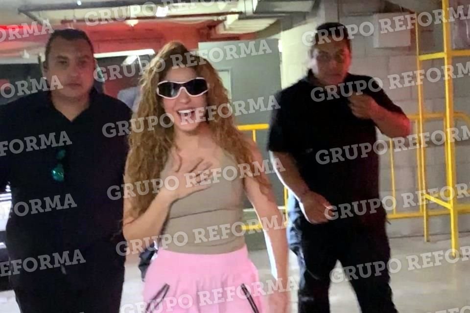 Antes de partir al Estadio de Rayados, donde ofrecerá su segundo show, Shakira se acercó a un grupo de 60 fans que la esperaban afuera del hotel.