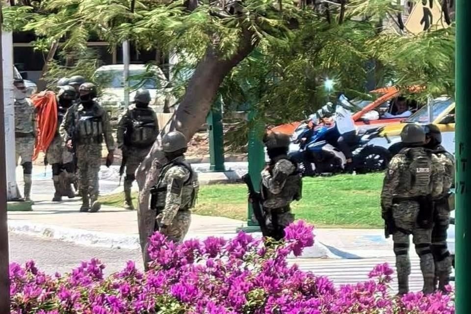 Guardia Nacional y Defensa llevaron a cabo operativo en instalaciones de la Policía Municipal de Huatulco, Oaxaca, así como patrullajes en la zona turística, tras desaparición de jóvenes de Tlaxcala.