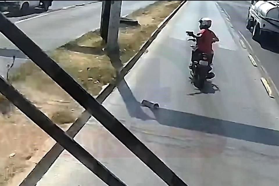 En un video publicado por la Línea 4 del Mexibús, se observa a un motociclista invadir el carril confinado y amagar con un arma al conductor de la unidad, en Ecatepec.