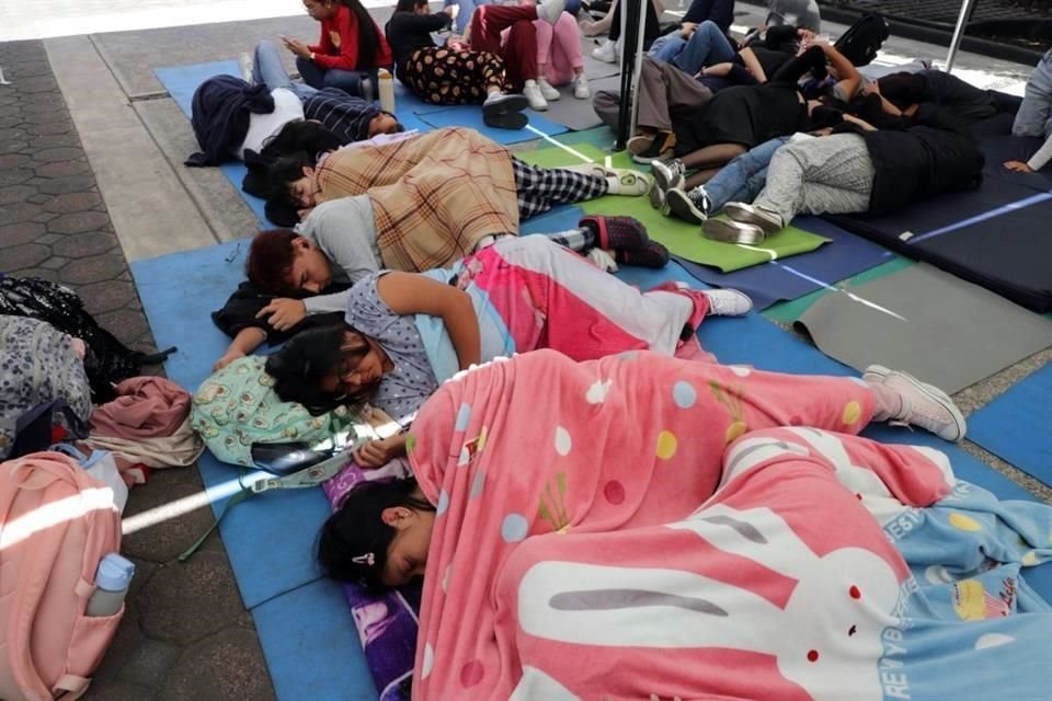 A DORMIR. Estudiantes de la Facultad de Enfermería y Obstetricia de la UNAM tomaron una siesta colectiva por el Día Mundial del Sueño.