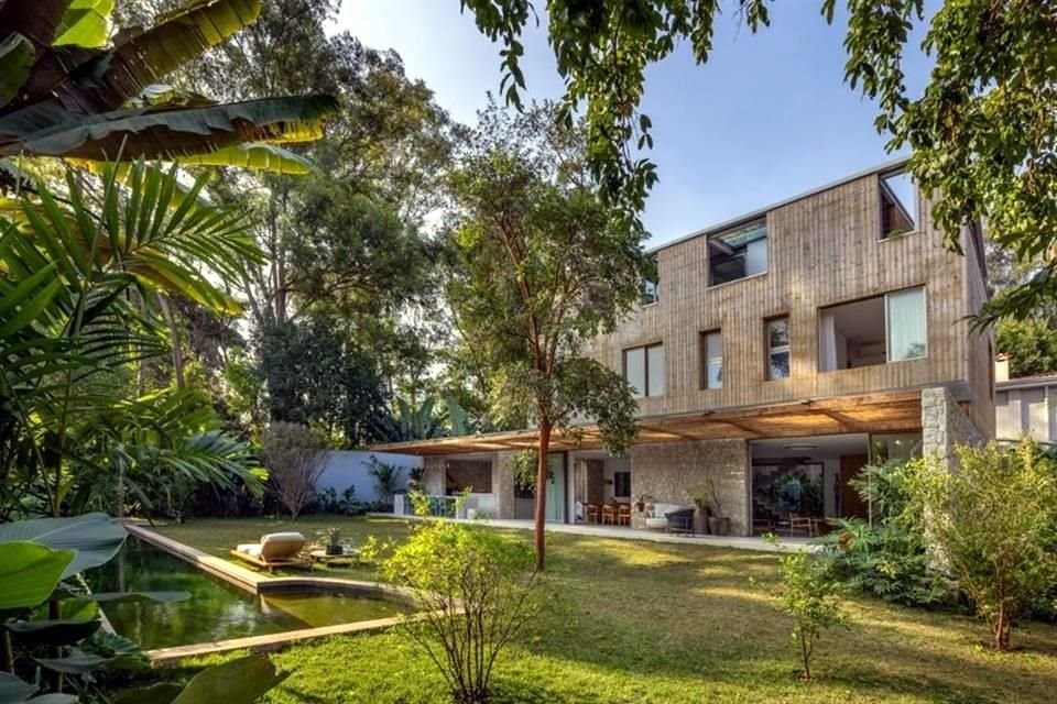 Las aberturas acristaladas y las ventanas modulares garantizan una integración fluida entre interior y exterior.