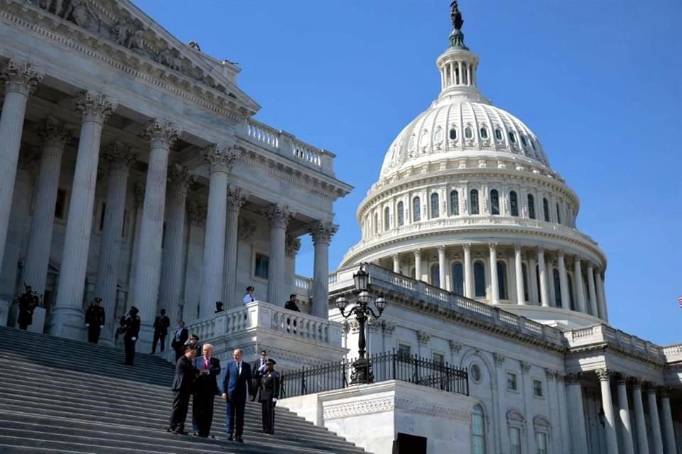 EU se librará de la parálisis presupuestaria a medianoche gracias al voto de algunos senadores demócratas que respaldaron un texto de Trump.