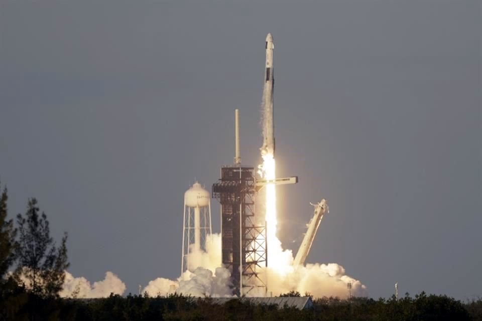 SpaceX lanzó una misión para rescatar a dos astronautas que se encuentran en la Estación Espacial Internacional desde hace nueve meses.