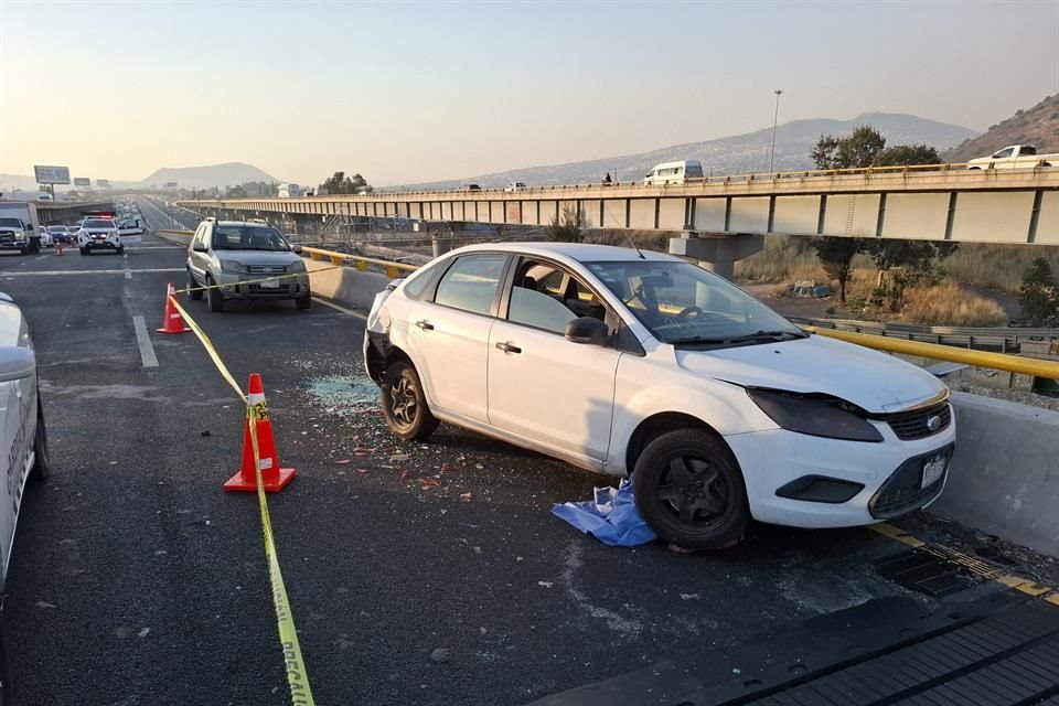 El conductor estacionó su vehículo Focus blanco en carriles centrales de extrema izquierda.