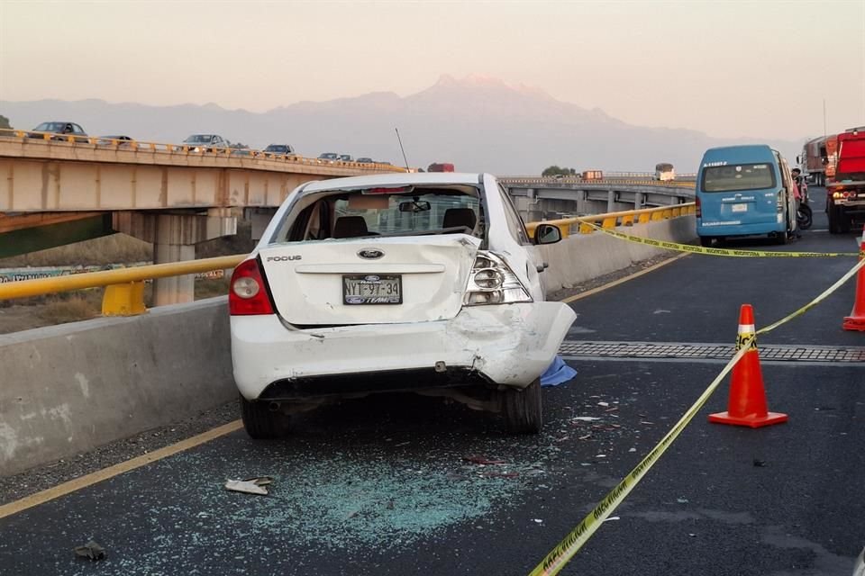 Luego se bajó para revisarlo, pero una combi de pasajeros que circulaba por el mismo carril no alcanzó a esquivarlo, y chocó por alcance el Focus.