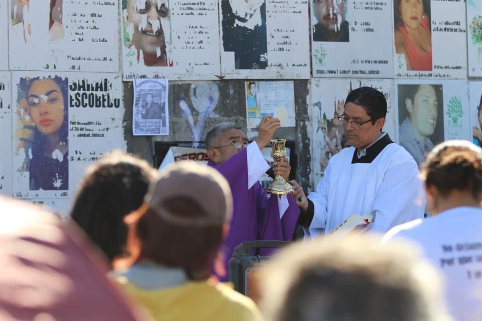 Los sacerdotes Antonio Dávalos y Rodolfo Velázquez ofrecieron una misa ante los familiares de personas desaparecidas por el Luto Nacional.