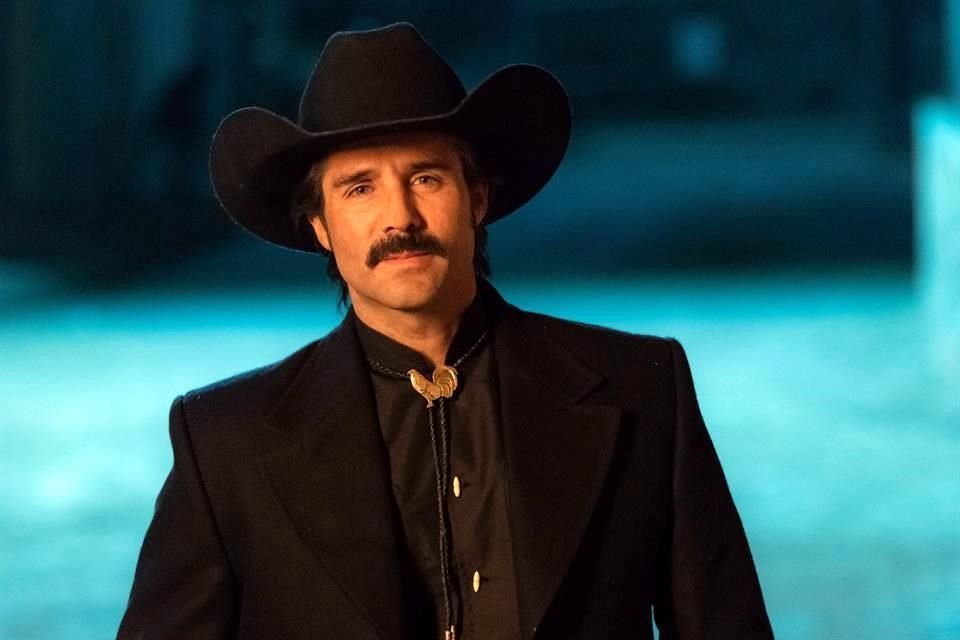 José Ron, de 43 años, celebra que 'El Gallo de Oro' se disfrute en TV abierta.