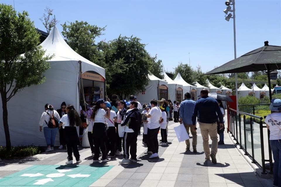 En el primer día de actividades, alumnos de escuelas invitadas recorrieron los estands de la primera edición de la Feria Internacional del Libro Infantil y Juvenil Aztlán (FILIAZ).