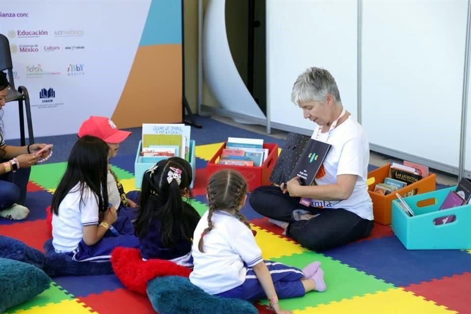 Un lugar especial está reservado a la primera infancia para que se acerquen a los libros.