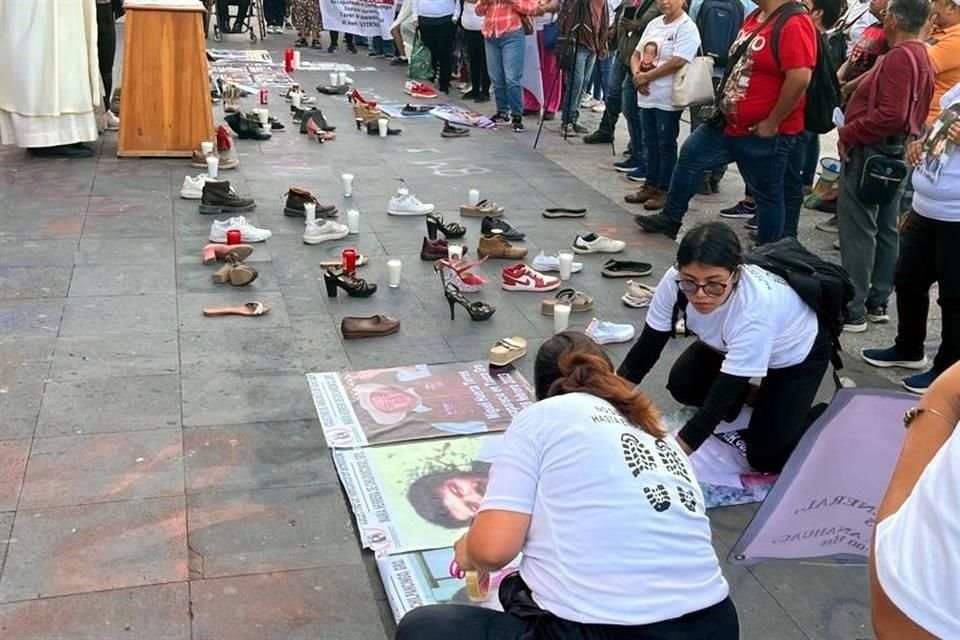 Los activistas colocaron más de 100 pares de zapatos y mantas con fotografías de personas desaparecidas por las víctimas del caso del Rancho Izaguirre.