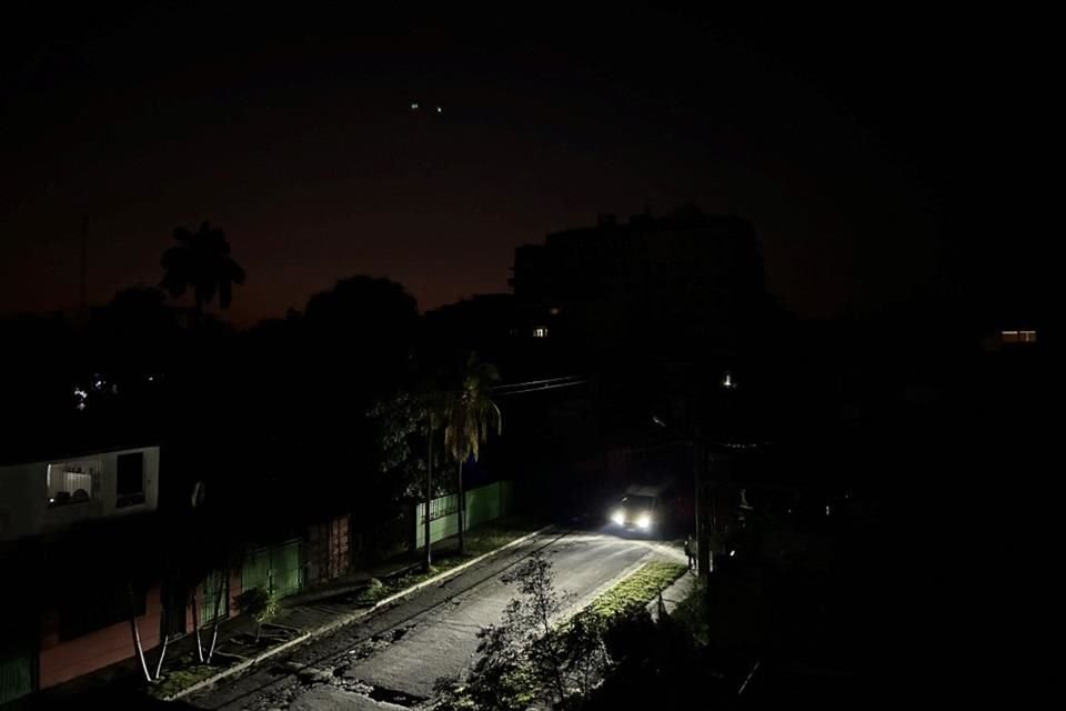 Las luces de los autos iluminan las calles en La Habana.