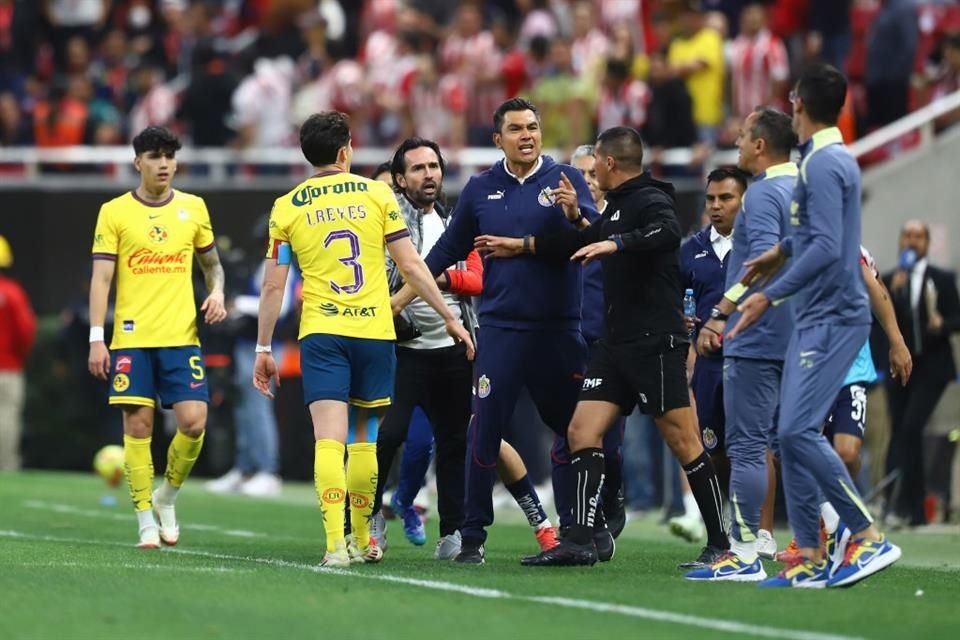 La botella lanzada al terreno hirió al jugador del América, Kevin Álvarez (izquierda, número 5).