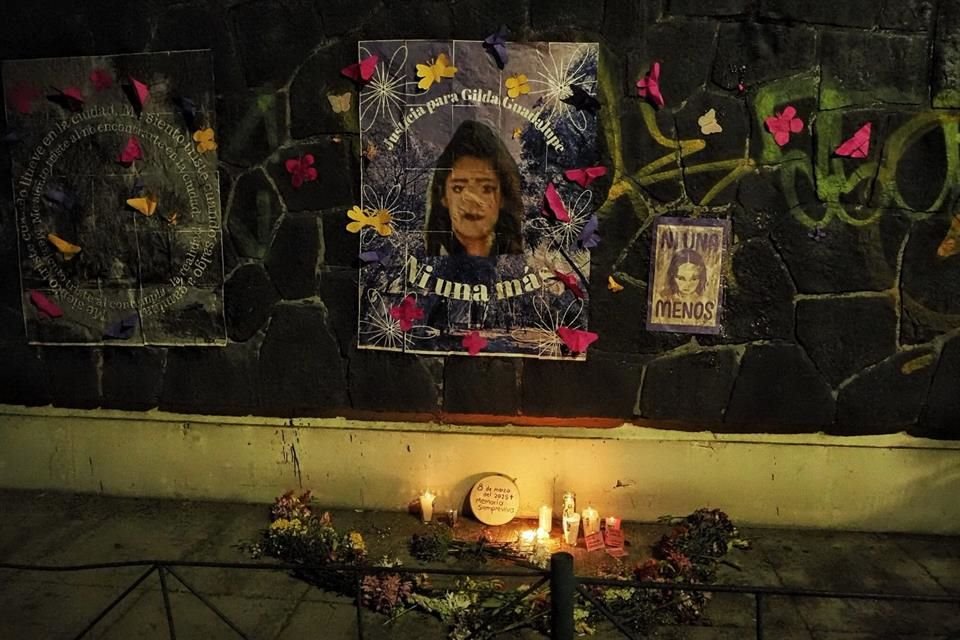 'Justicia para Gilda Guadalupe, ni una más', dice el cartel. Y debajo de este fue colocado un bordado con la leyenda '8 de marzo del 2025, memoria siempre viva'.