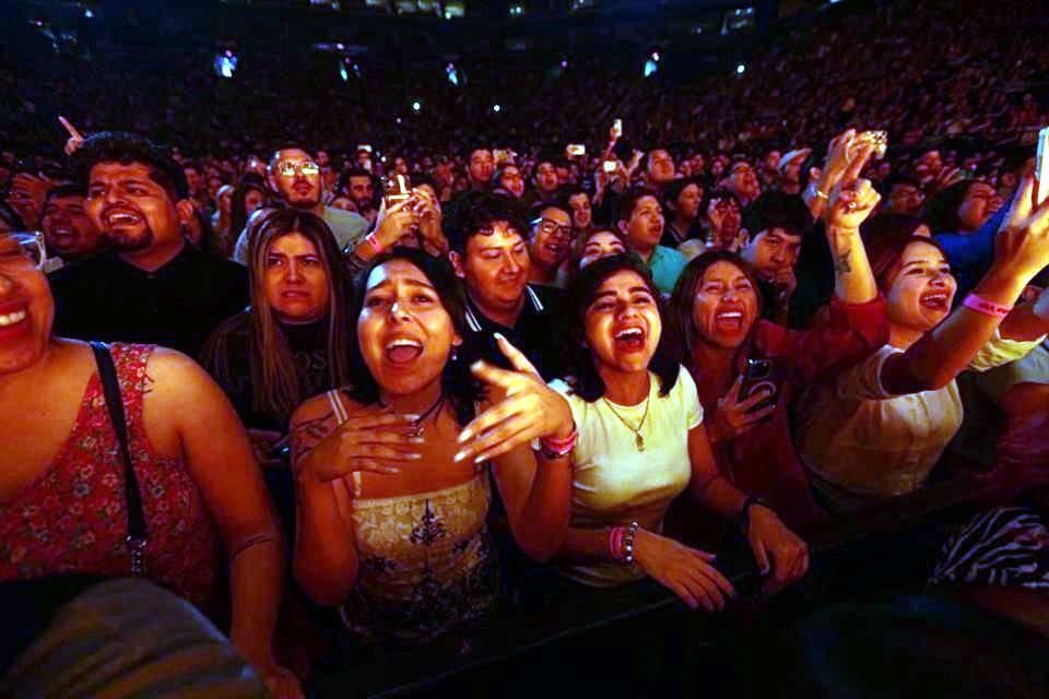 Su pop meloso fue bien recibido por el público que coreó no solo 'Un Ratito', sino durante toda la noche, pues llegó con ganas de disfrutar 'la party