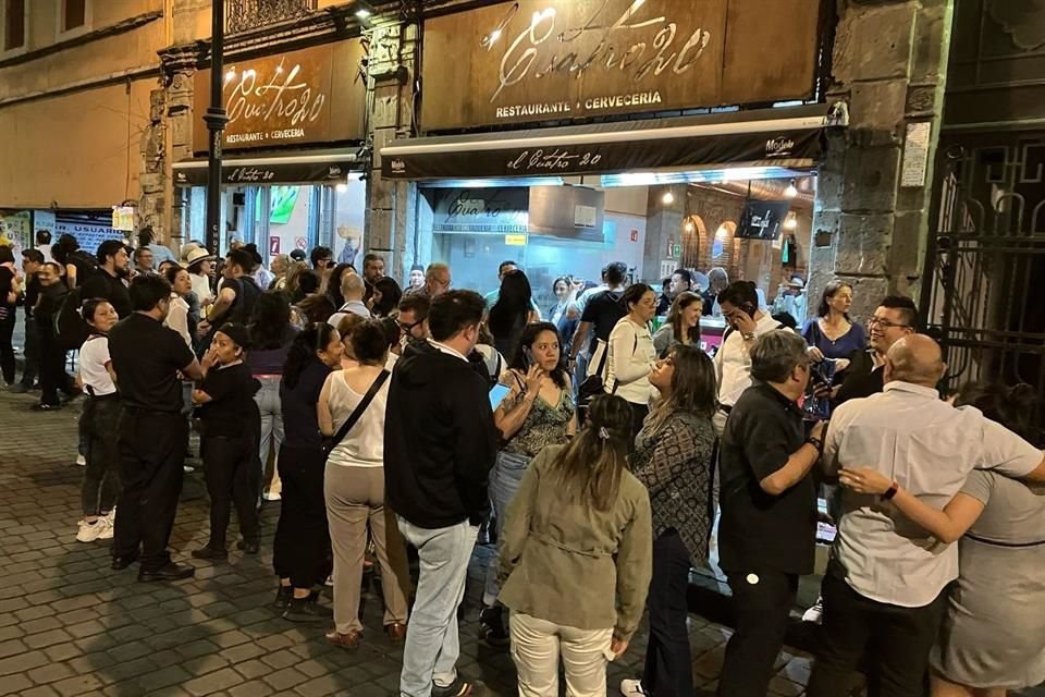 Los establecimientos se encontraban abarrotados al ser viernes de plena quincena. 