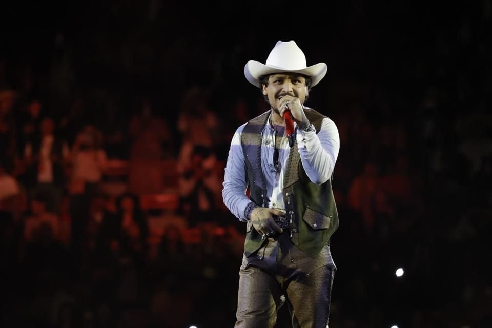 Christian Nodal cumplió su sueño de cantar en La México, ante 42 mil personas, desbordando emoción como parte de su gira 'Pa'l Cora'.