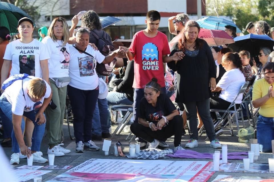 Diversos colectivos se reunieron ayer en la Glorieta de Las y Los desaparecidos para realizar una misa.