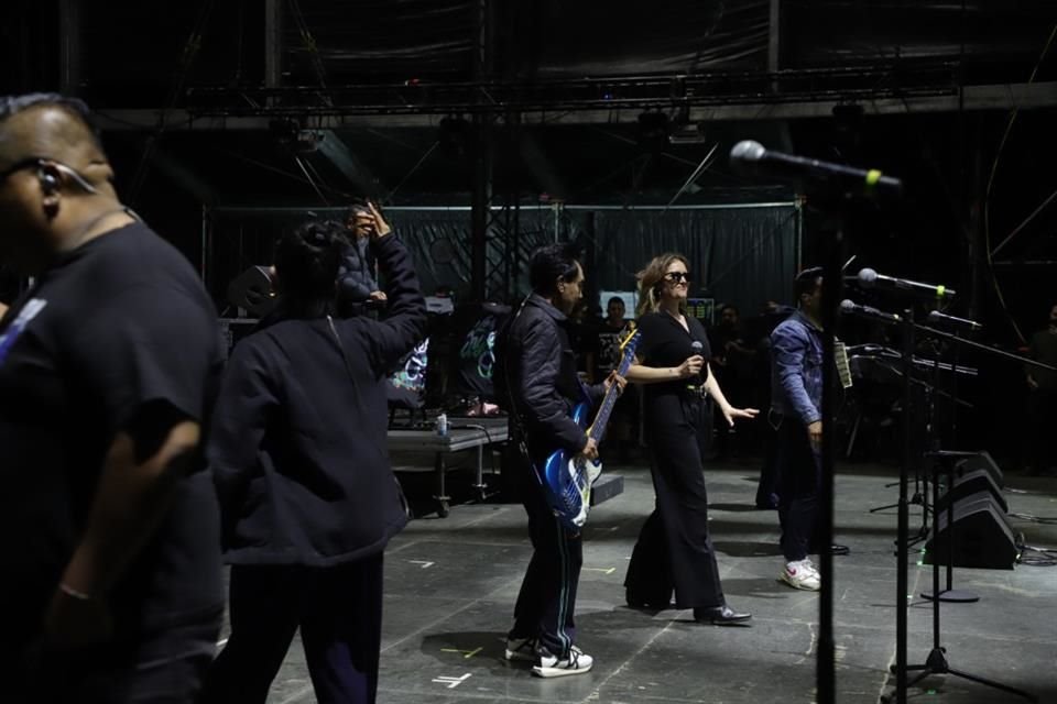 Antes de subir al escenario, la banda estuvo en backstage conversando con su equipo de trabajo, y muchos les dieron el pésame.