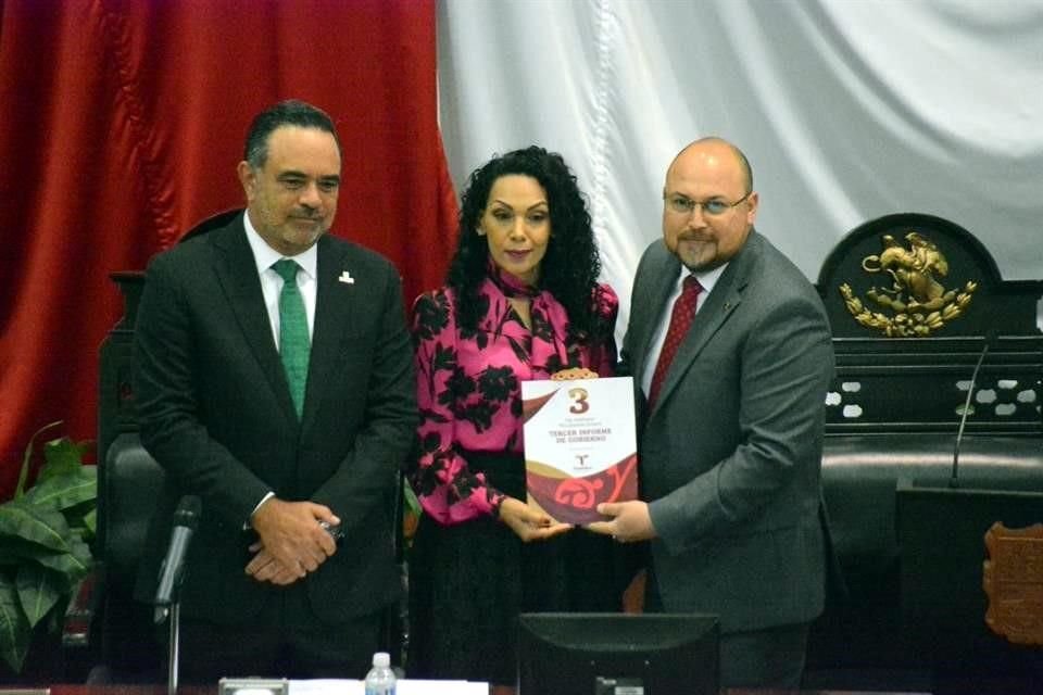 Héctor González (der.), acudió hoy al Congreso del Estado y en representación del Gobernador de Morena, Américo Villarreal, entregó su Tercer Informe de administración.