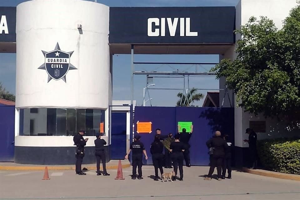 Agentes de la Guardia Civil en Michoacán, pararon y tomaron comandancias en al menos cinco municipios, para exigir el cumplimiento del aumento salarial prometido y mejores condiciones laborales.