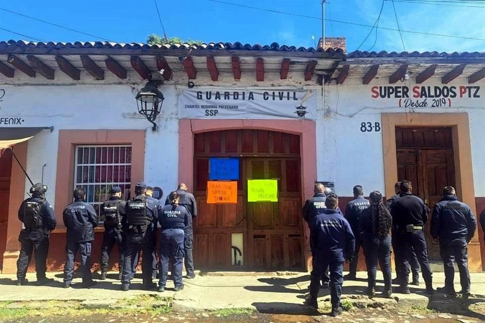 Agentes de la Guardia Civil en Michoacán, pararon y tomaron comandancias en al menos cinco municipios, para exigir el cumplimiento del aumento salarial prometido y mejores condiciones laborales.