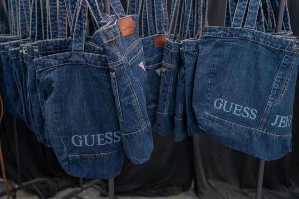 Esta apuesta por la innovación sostenible posiciona a Guess Jeans como un referente en la industria del denim.