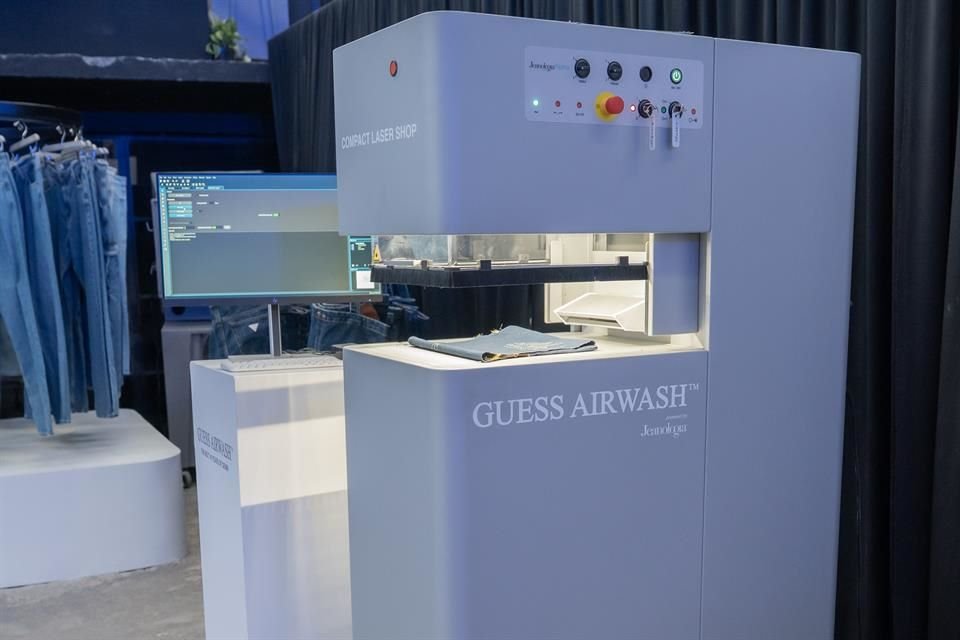 La línea se distingue por su innovadora tecnología GUESS AIRWASH, que sustituye el tradicional lavado.