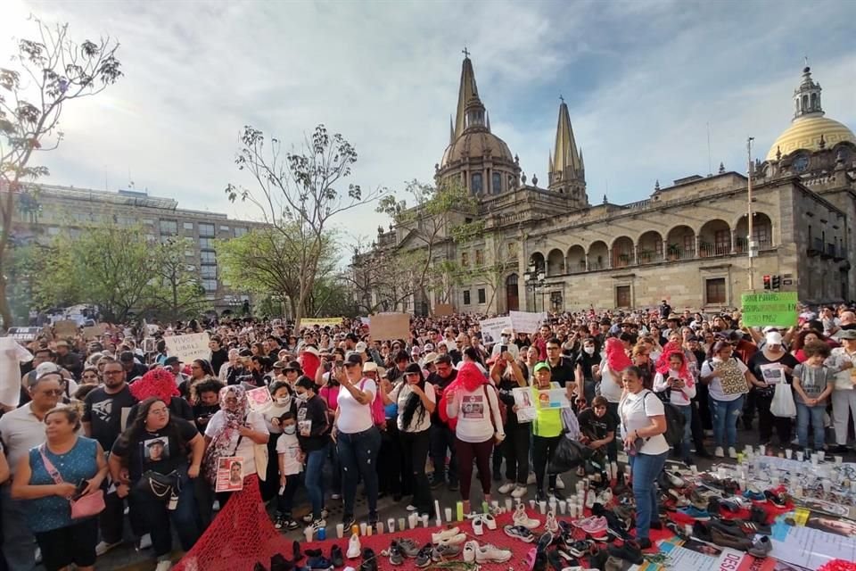 Todavía no daban las 17:00 horas, cuando ya había unas 200 personas que sin perder el tiempo empezaron a gritar consignas como 'Estado corrupto, por tu culpa estoy de luto'.