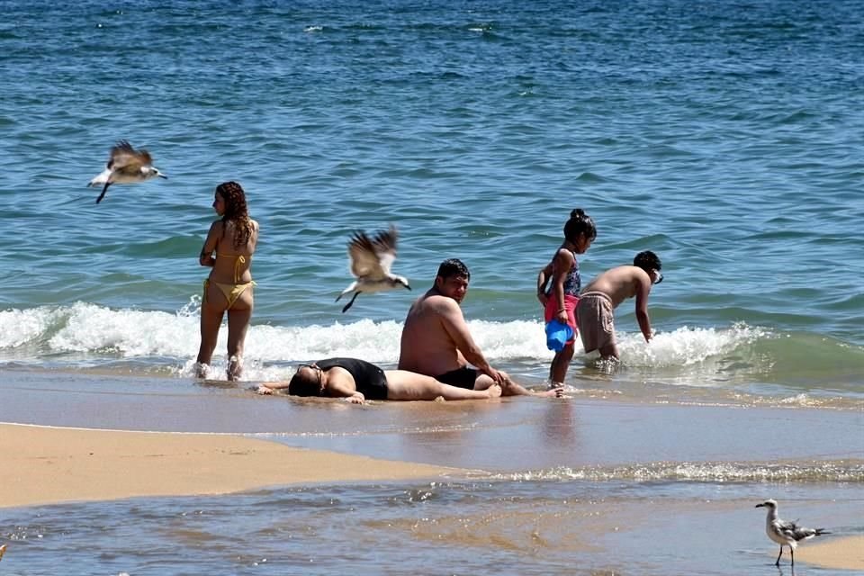 Los turistas disfrutan de diversas actividades como paseos en banana, paracaídas y motos acuáticas.