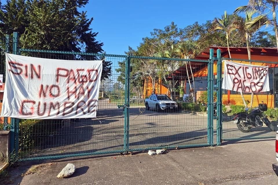 En protesta por casi tres meses de salarios adeudados, trabajadores bloquean accesos al Parque Temático Takilhsukut, sede de Cumbre Tajín 2025.