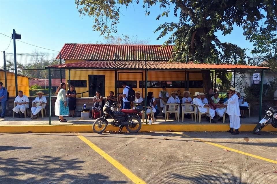 En protesta por casi tres meses de salarios adeudados, trabajadores bloquean accesos al Parque Temático Takilhsukut, sede de Cumbre Tajín 2025.