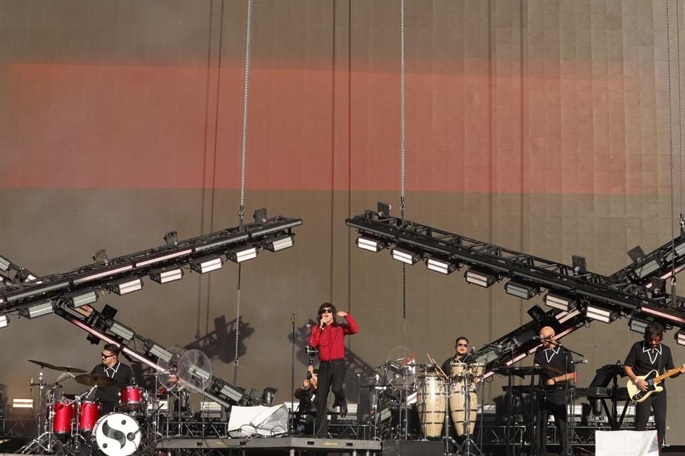 El músico, vestido con una camisa roja brillante que reflejaba la luz del sol, acompañó su actuación con un pantalón negro mientras interpretaba canciones como 'Miel de Azar'.