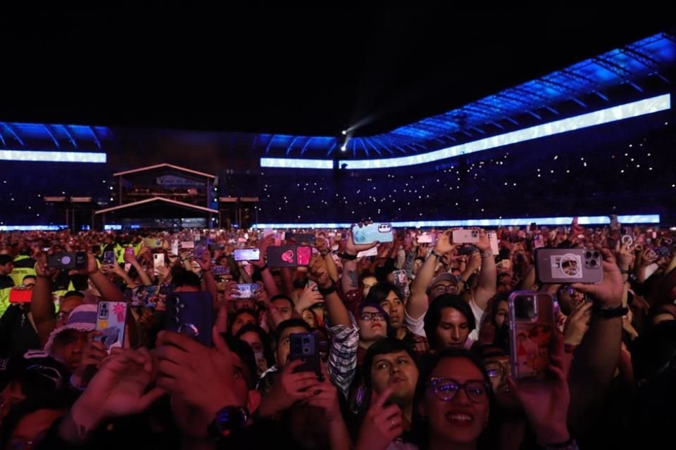 En otro momento emotivo, la multitud se unió en 'Antes de Que Nos Olviden', transformando el recinto en un cielo estrellado con las luces de los celulares.