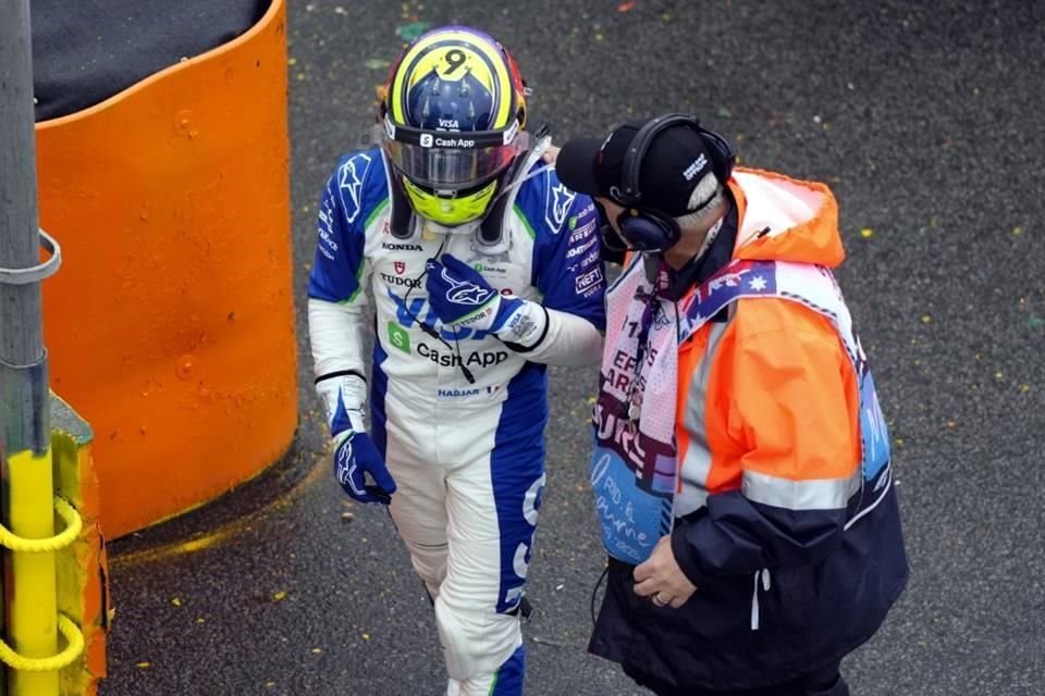 El piloto abandonó llorando.