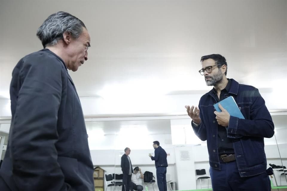 Roberto interpreta al mandatario y Luis Roberto a un terapeuta en la obra 'Por la Punta de la Nariz'.