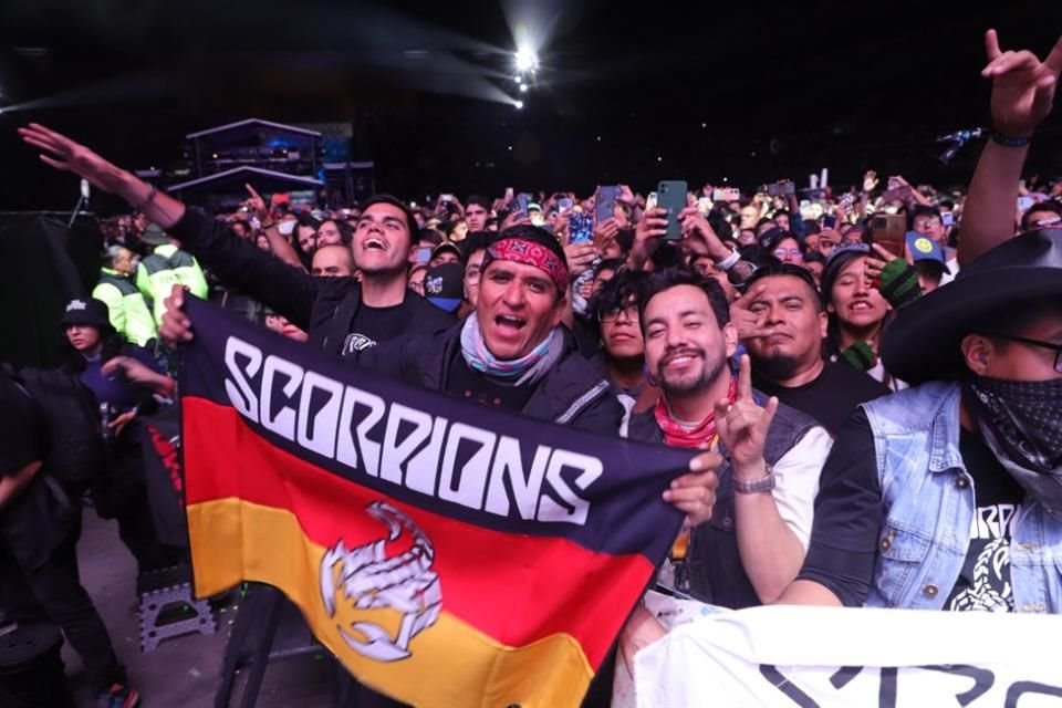 El momento más emotivo llegó con el himno de Scorpions, 'Wind of Change', cuando Meine cedió los micrófonos al público, que cantó a capela la famosa canción.