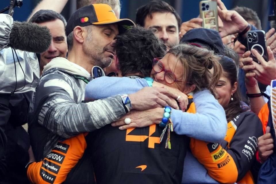 Lando Norris fue felicitado por sus padres tras ganar la primera carrera de la Temporada 2025 de la F1 en Australia.