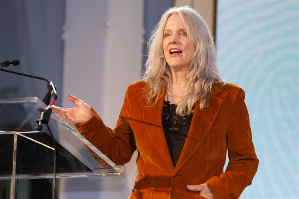 Maggie Baird, la mamá de la cantante Billie Eilish, recibió un premio especial por su labor ecológica y ambientalista.