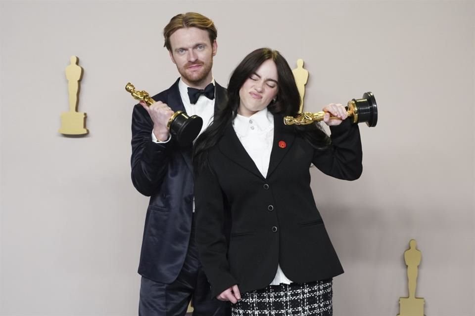 Maggie Baird, madre de los músicos Billie Eilish y Finneas, recibió este sábado el premio Superhéroe por la Tierra, de la Fundación Capitán Planeta, en una gala especial.