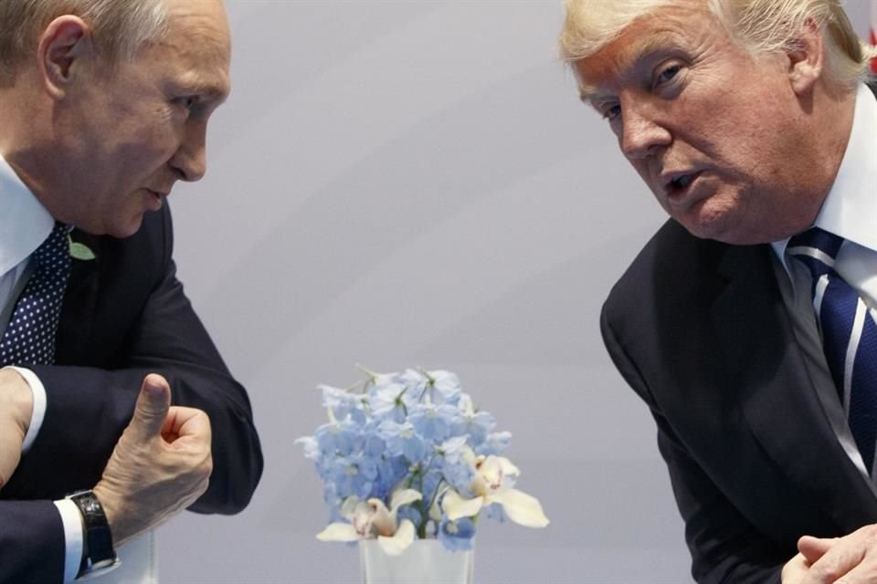 El Presidente estadounidense Donald Trump, derecha, se reúne con el Presidente ruso Vladimir Putin en la cumbre del G20 en Hamburgo, Alemania, el 7 de julio de 2017.