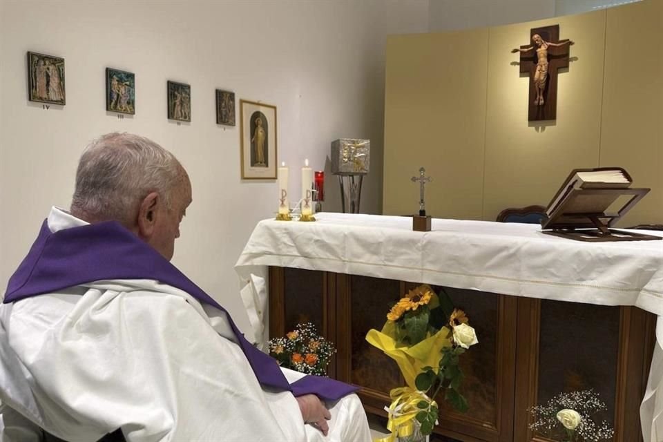 El Vaticano difundió la primera imagen del Papa Francisco desde su hospitalización, en la que el Pontífice participa en una misa.