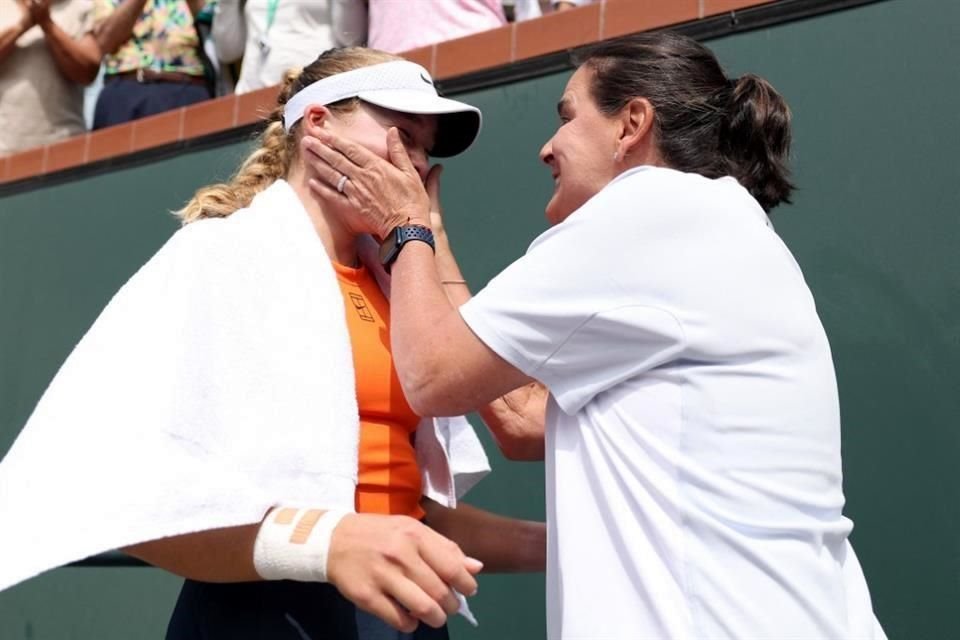 La entrenadora Conchita Martínez felicitando a su dirigida, la rusa Mirra Andreeva.