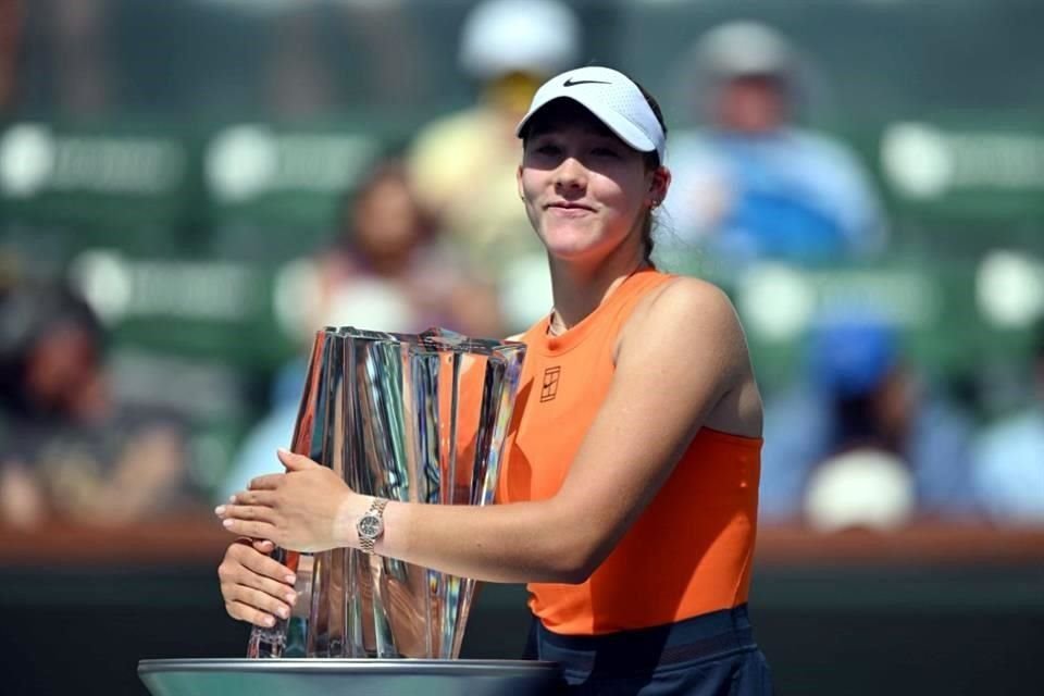 La felicidad de Andreeva con su nuevo trofeo en sus manos.