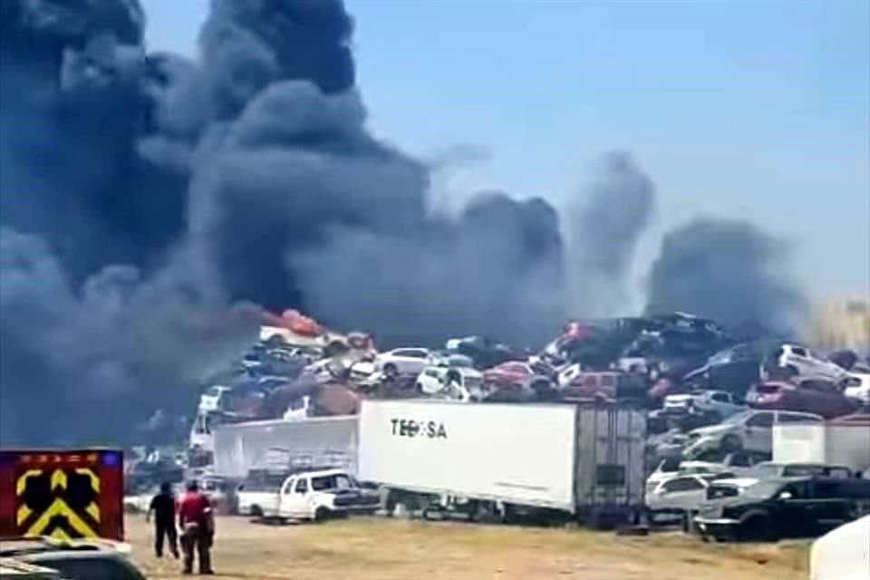 Un incendio en un corralón de una empresas de grúas mantuvo en alerta a las autoridades de Altamira y Tampico.