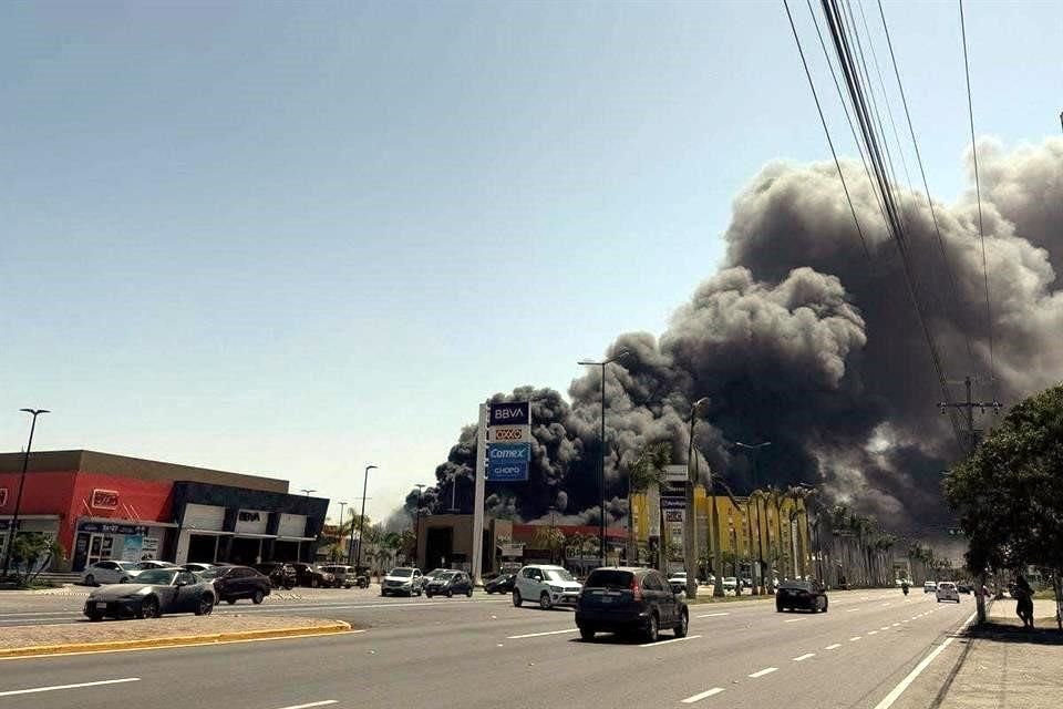 Elementos de bomberos de Altamira, Tampico y Ciudad Madero tratan de apagar el incendio.