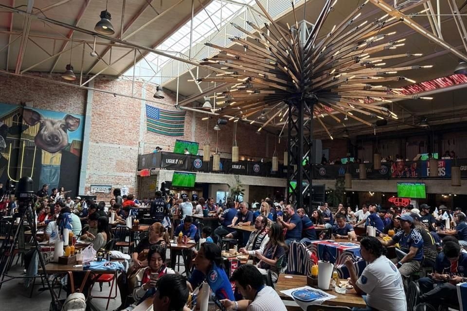 El restaurante Pinche Gringo BBQ abrió sus puertas a los fanáticos del PSG y del Marsella que residen en la Ciudad de México para ver el Clásico de Francia.