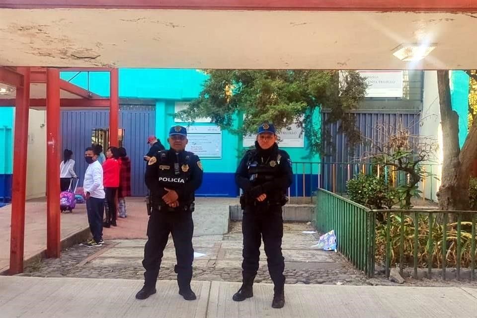 Policías detuvieron a dos presuntos delincuentes por el delito de robo, en calles de Tlatelolco.