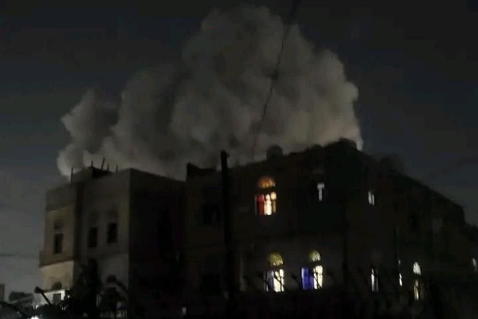 Imagen tomada con un dispositivo móvil el 15 de marzo de 2025 de humo emanando después de un ataque aéreo, en Saná, Yemen.