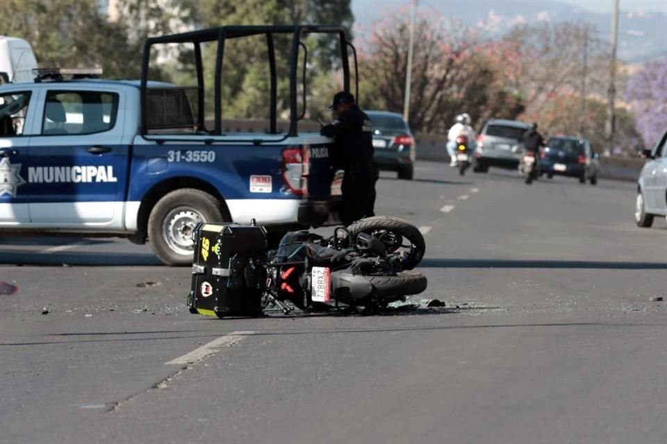 Un motociclista murió luego de chocar contra la parte trasera de una unidad de transporte público luego de que esta hiciera una parada en carriles de alta velocidad