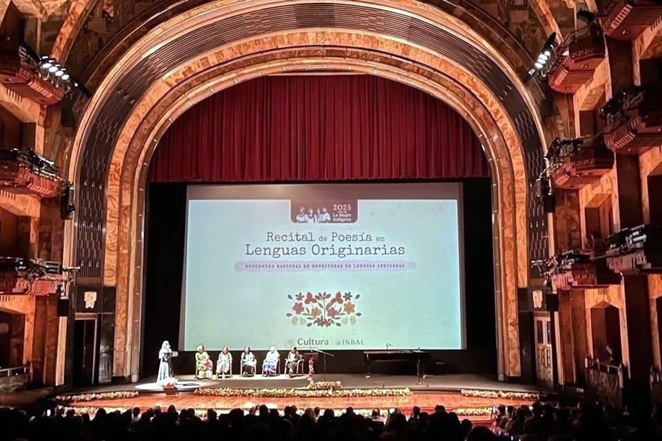 El Recital de Poesía en Lenguas Originarias reunió en la Sala Principal del Bellas Artes a una decena de escritoras en lenguas indígenas.